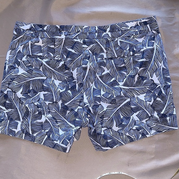Banana Republic Hampton Fit Navy & White Tropical Leaf Print Shorts 3.5” Inseam - Picture 8 of 9